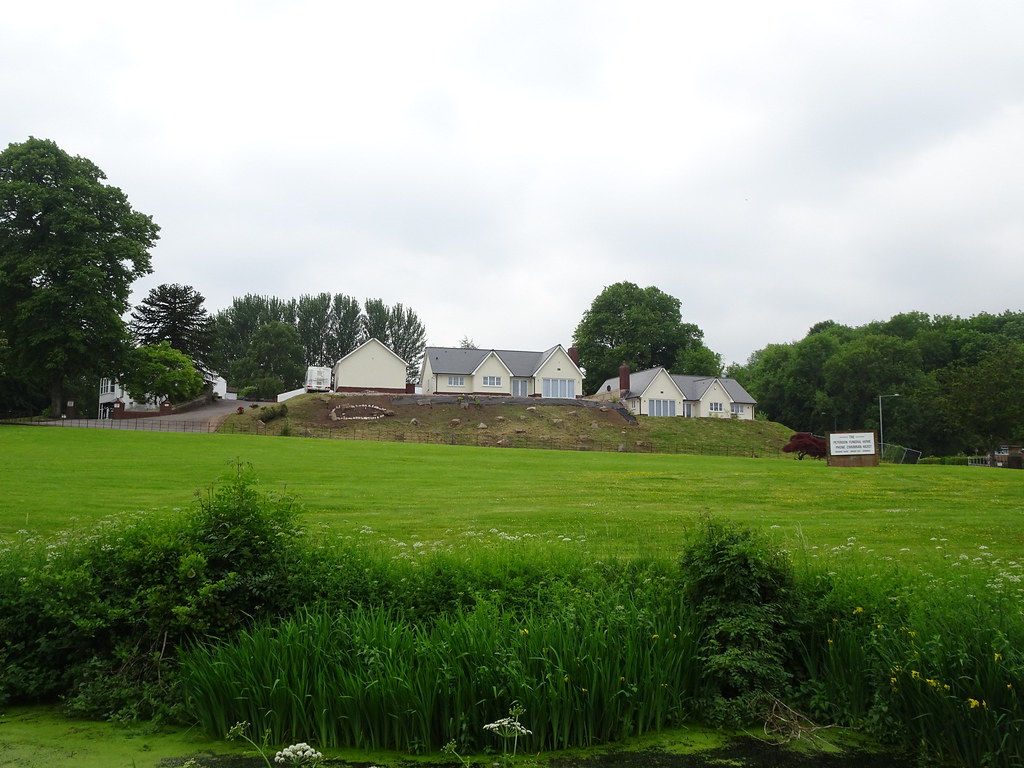 Bungalows, Peterson Funeral Home, Maendy Way, Cwmbran 29 M… Flickr