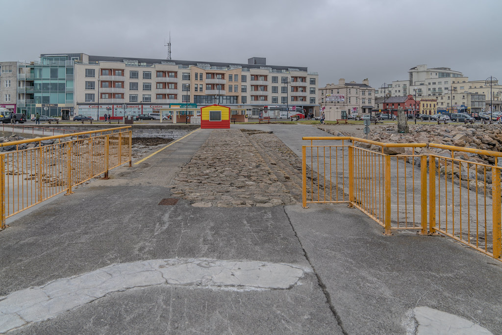 ANOTHER ATTEMPT TO PHOTOGRAPH SALTHILL IN GALWAY [ I RAINE… Flickr
