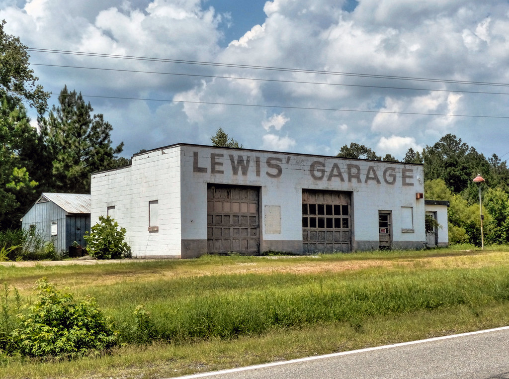 Lewis' Garage along U.S. Route 1 in Brunswick County, Vi… Flickr