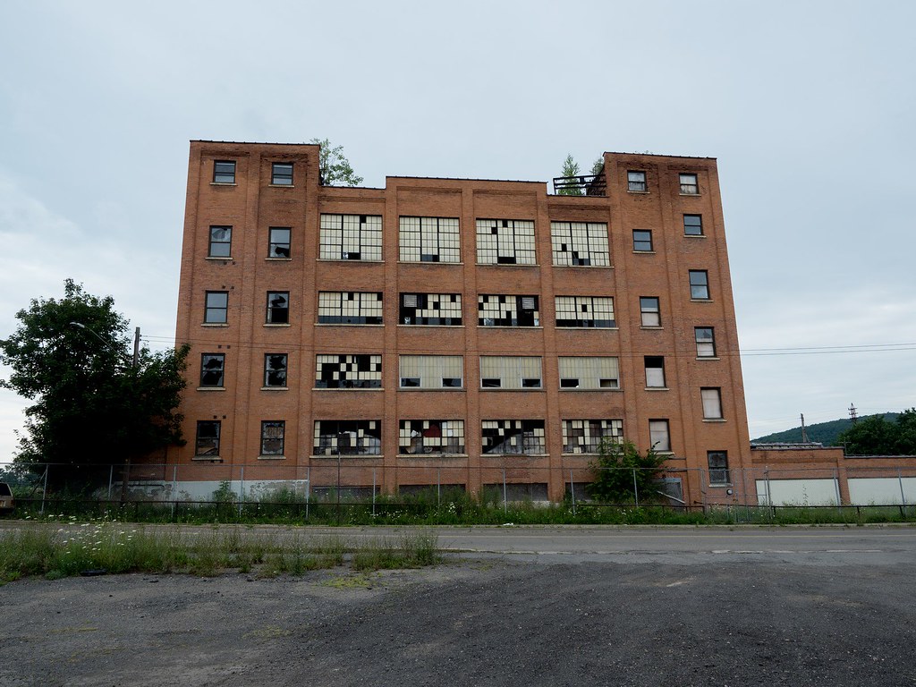 P7300690 (Copy) Endicott, NY an abandoned EndicottJohns… Flickr