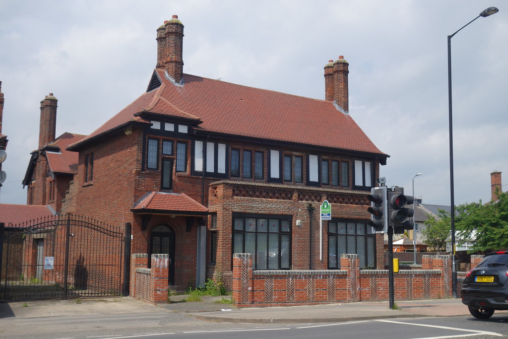 Former Roseberry Pub now flats Designed by Robert Ridley K… Flickr