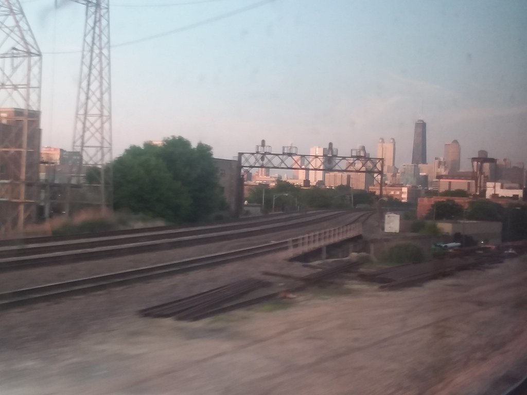 20180615_195528 CHICAGO ' WESTERN AVE AND METRA RAIL YARD derrick