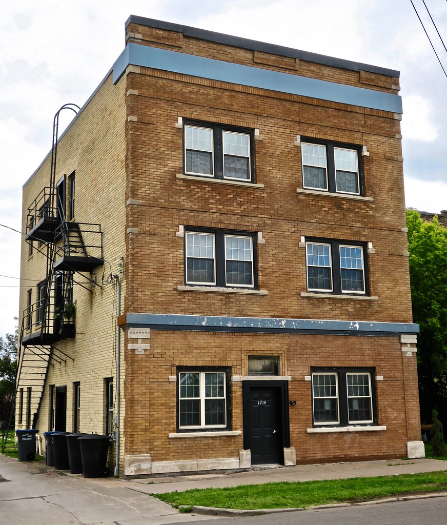 Building, Superior, WI A building, possibly an apartment b… Flickr