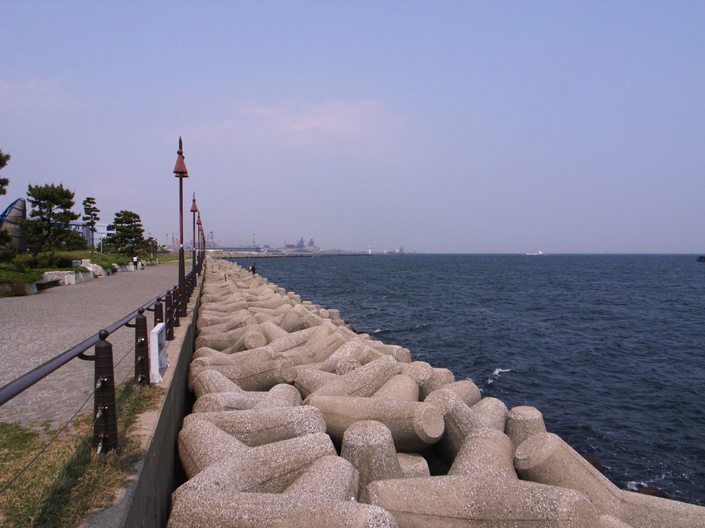 横浜の海釣り公園 横浜港流通センター近くの海釣り公園。有料の桟橋で釣りを楽しむ人が大勢いた