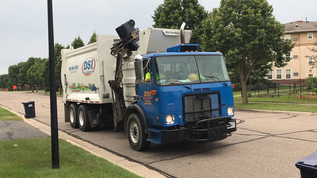 WX Autoreach 229 Dick's Sanitation of Lakeville, MN