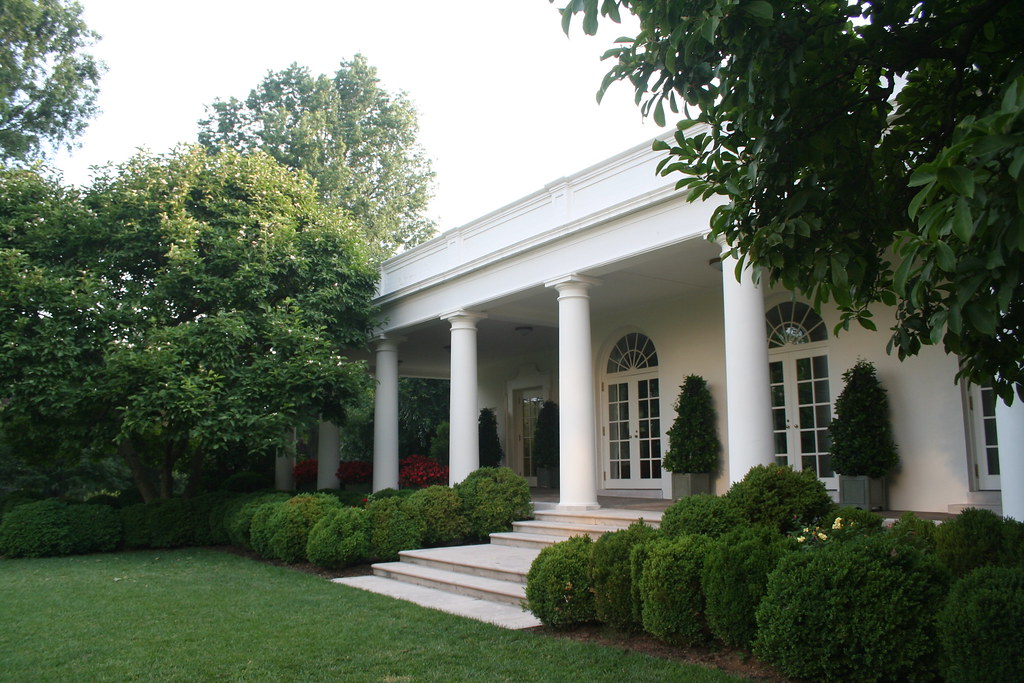 IMG_0219 A view of the Oval Office from The Rose Garden. Clementine