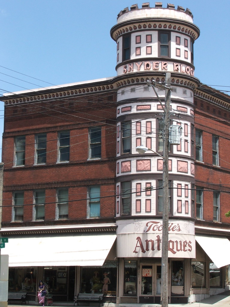 DSCF2245 One of many many antique shops in Alton. devin Vermeulen