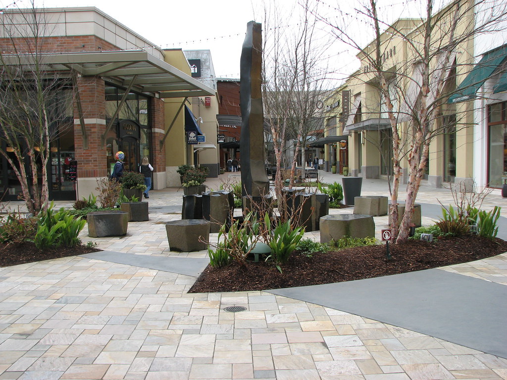 Alderwood Malls Milzīgā iepirkšanās centra iekšpagalms