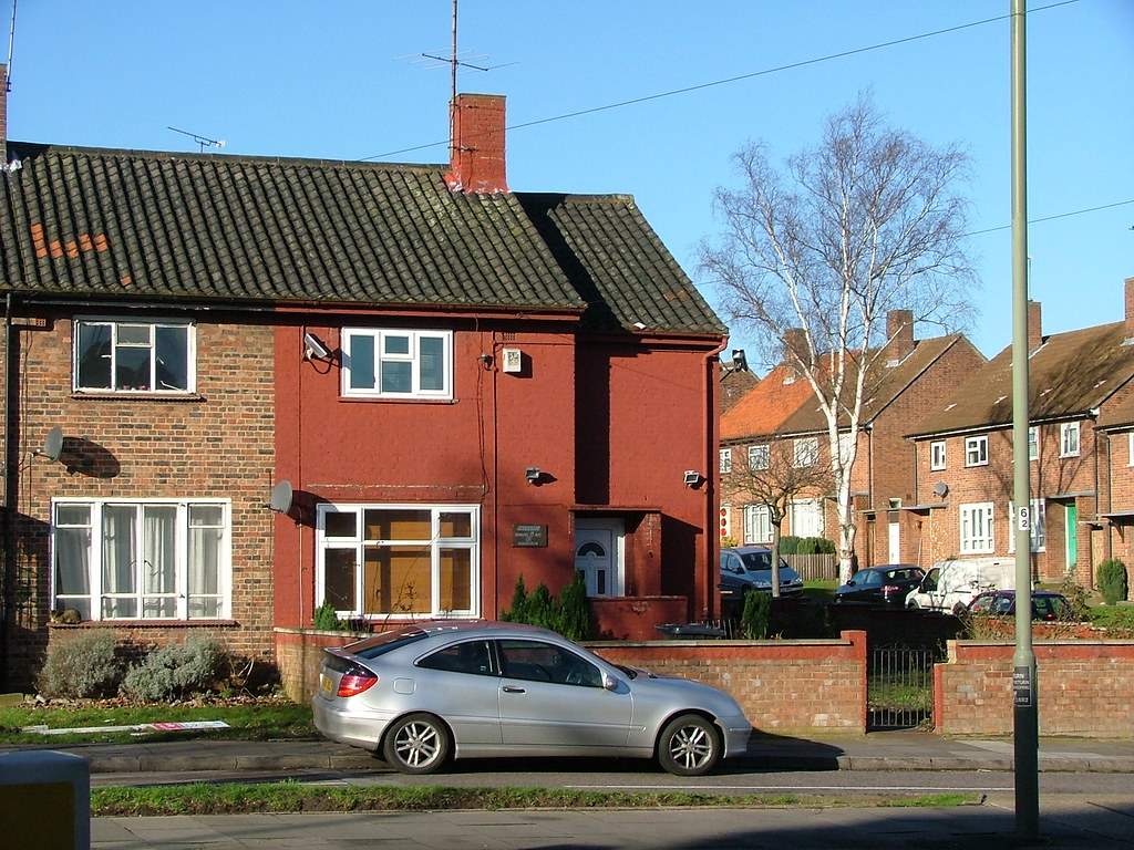Colney Hatch Lane, N10 Reputedly the first house on this e… Flickr