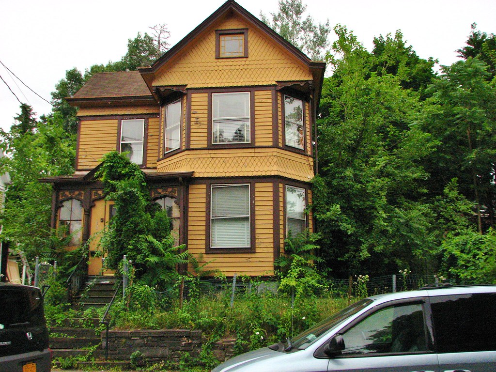 HENRY STREET KINGSTON NY JUNE 2018 An old house in midtown… Flickr