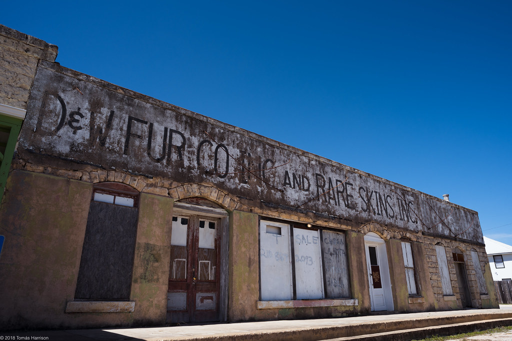 fur and skins Downtown Lometa, TX. Tomás Harrison Fotografía Flickr
