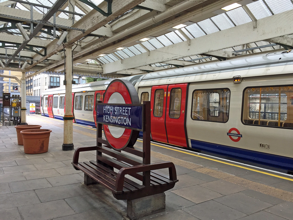 High St Kensington station The Olympia platform (with actu… Flickr