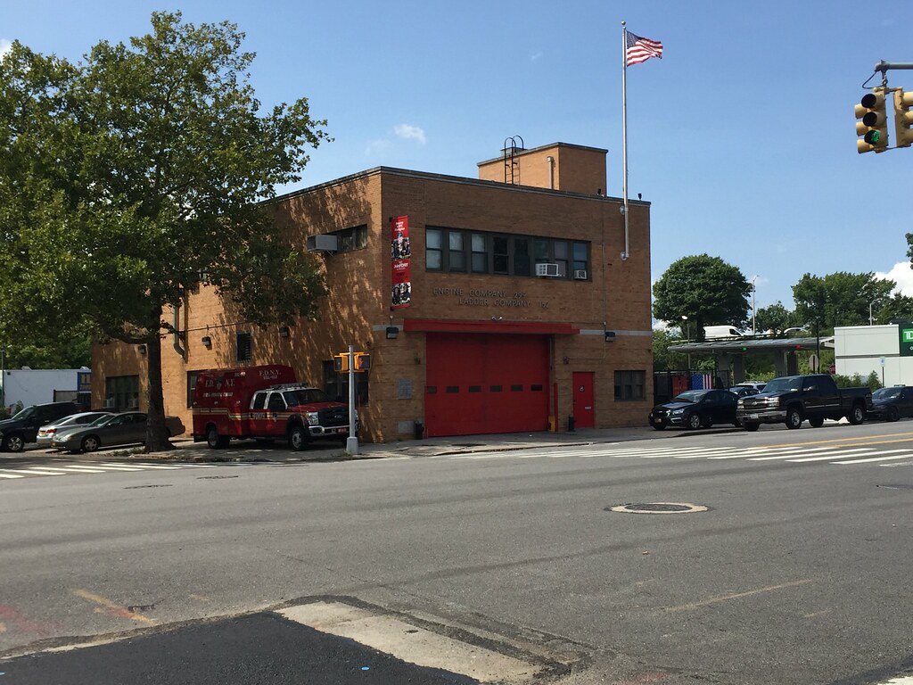 FDNY Engine 299/Ladder 152 Firehouse, 61-20 Utopia Pkwy, F… | Flickr