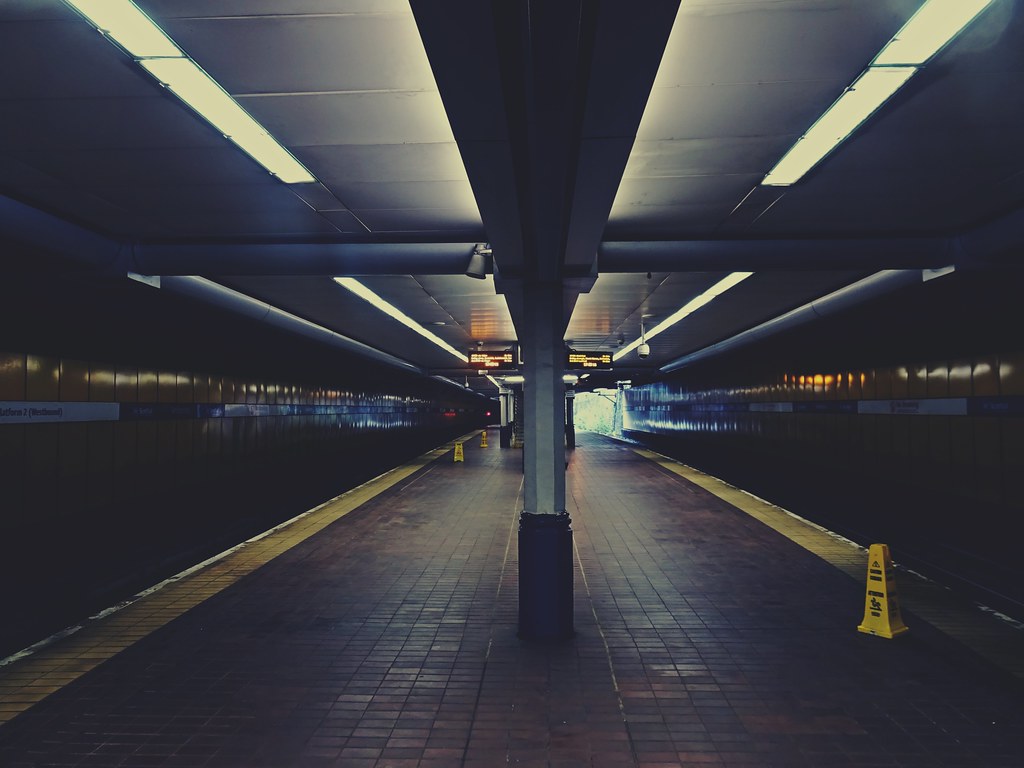 Stationary Anderston train station in Glasgow. Bricheno Flickr