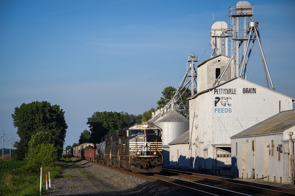NS 35N Pettisville, Ohio A heavy haul manifest from Conw… Flickr
