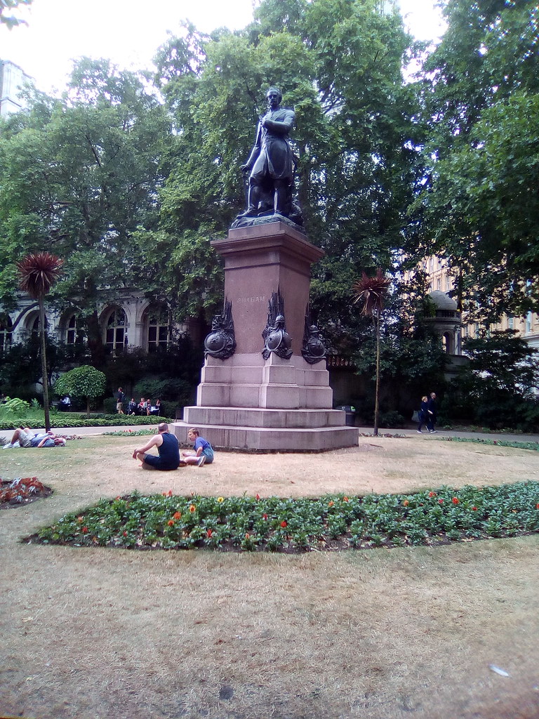 Whitehall Gardens. Tutte le statue della zona erano state … Flickr