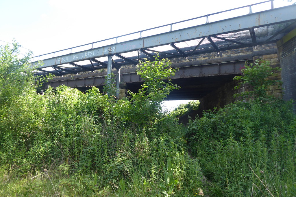 Old railway bridge under Walkley Lane, Heckmondwike. (Form… Flickr