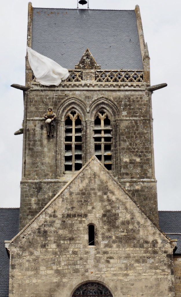 Sainte Mère l'Eglise, son clocher avec le parachutiste amé… Flickr