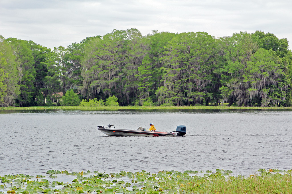 Boat on Lake Henderson, Inverness Boat passes by on the la… Flickr