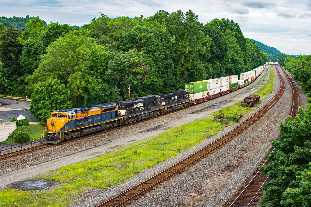 25Z Sewickley The Jersey Central Unit passing through Sewi… Flickr