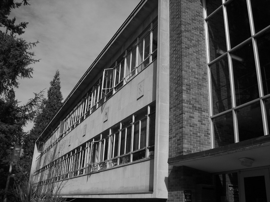 Allen Hall 1 Allen Hall, University of Oregon campus. Jour… Flickr