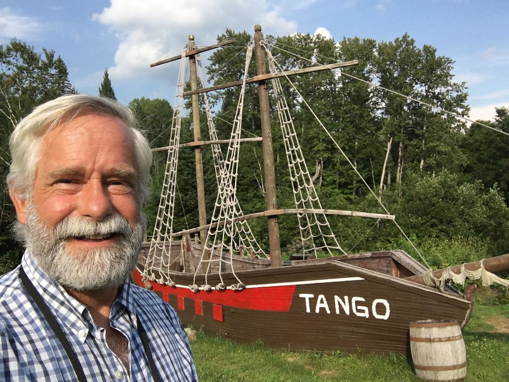 4499ShipTango By the ship Tango, kayaks and canoes by the