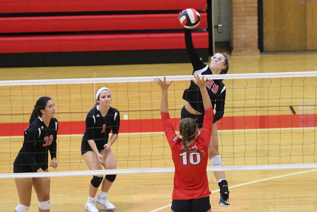 Lawrence volleyball vs Shawnee Mission North Senior Laura … Flickr