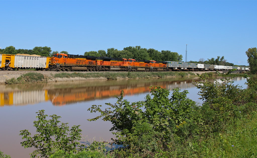 Stoddard, Wisconsin BNSF eastbound intermodal eases past t… Flickr