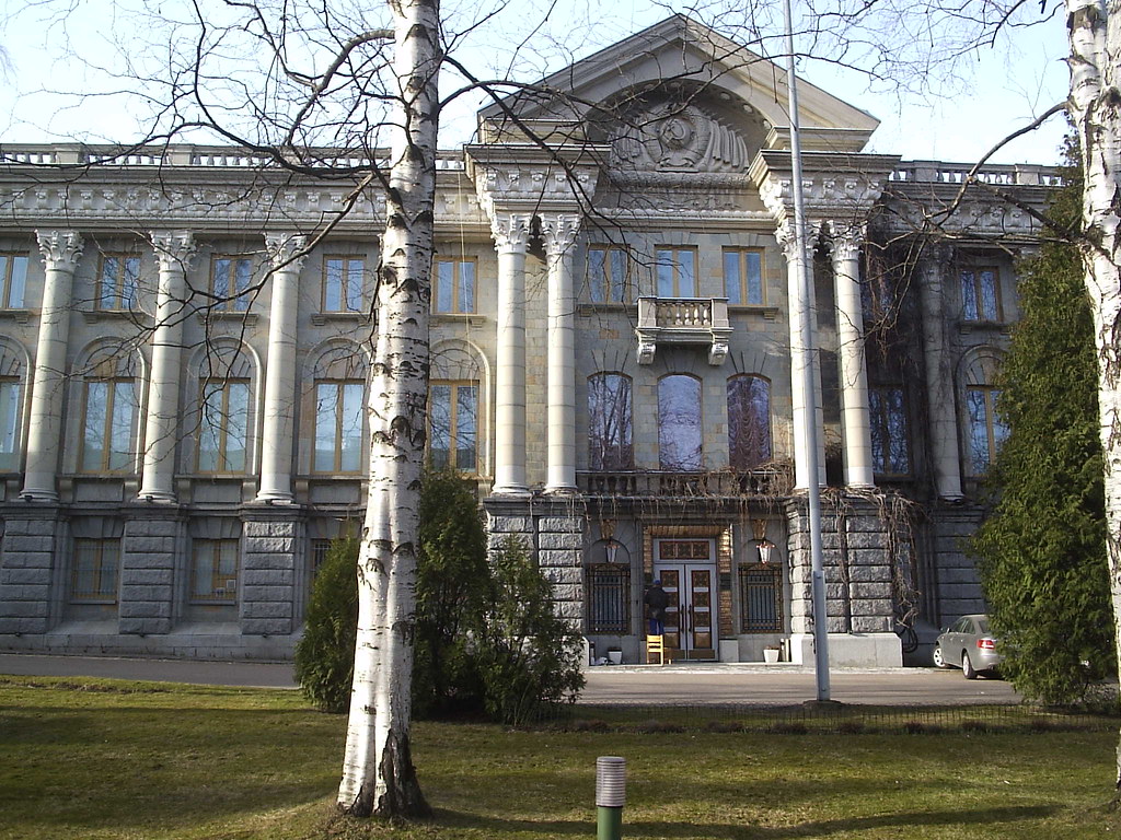 Russian embassy in Helsinki Jokin turha pytinki. Tähän voi… Flickr