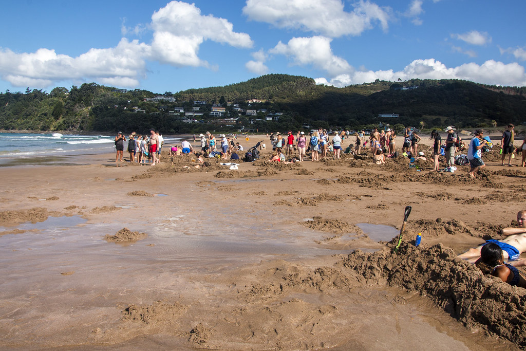 Looking for the ideal location, Hot Water Beach, Coromande… Flickr