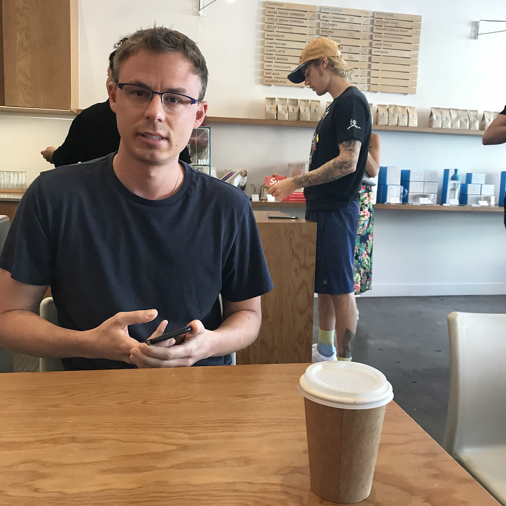 Justin Bieber (in background) Justin Bieber at a coffee sh… Flickr