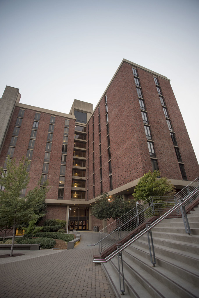 20180820_EmptyDorms_JB_002 Whitney Hall is seen the day be… Flickr