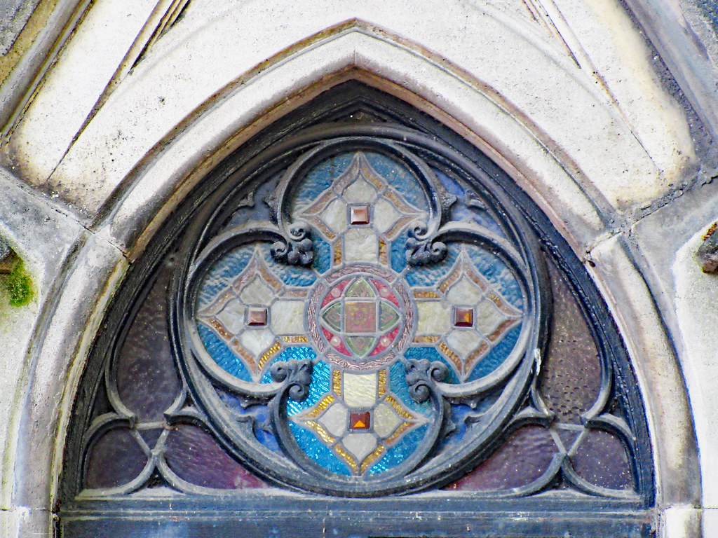 Quatrefoil stained glass window on a mausoleum In the Cime… Flickr