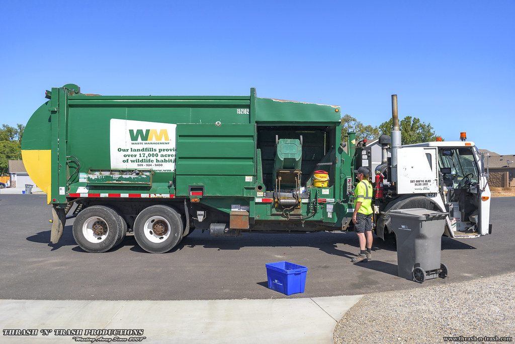 Mack LE McNeilus M/A Garbage Truck For the first time in… Flickr