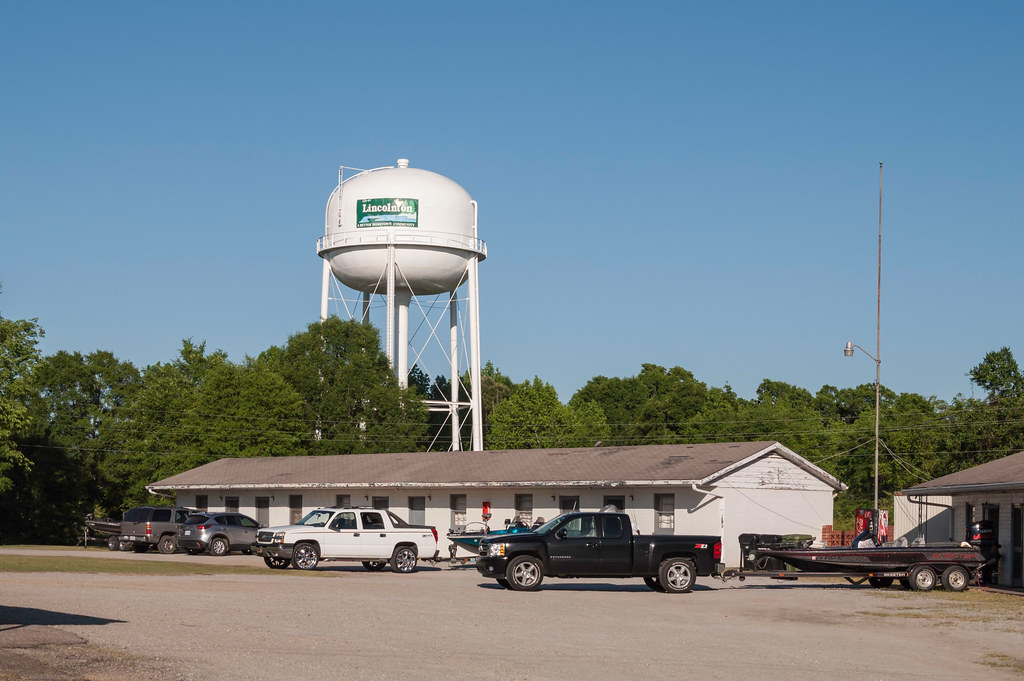 Lincolnton Motel and water tower in Lincolnton, jwcjr Flickr