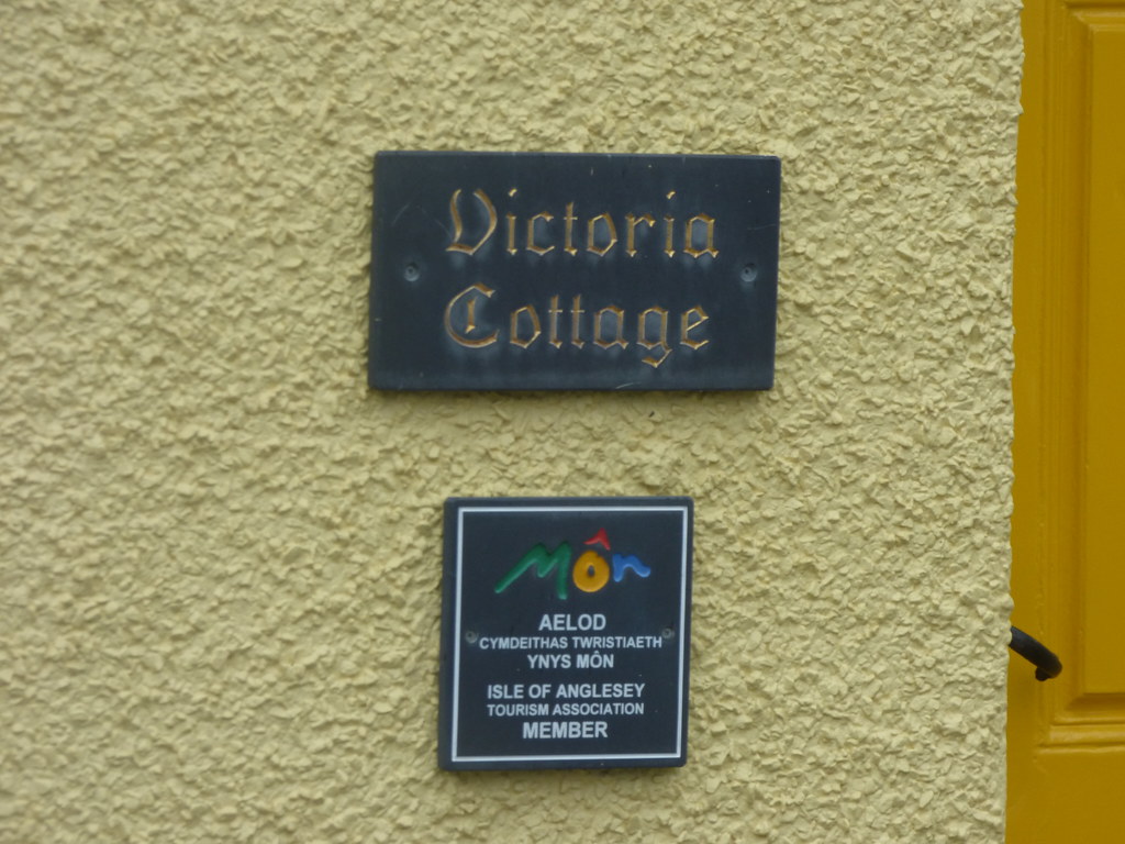 Victoria Cottage Victoria Terrace, Beaumaris signs a photo on