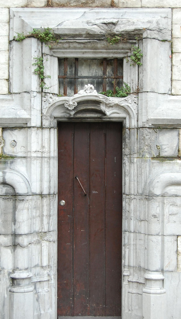 De smalste deur van de stad The narrowest door in town is … Flickr