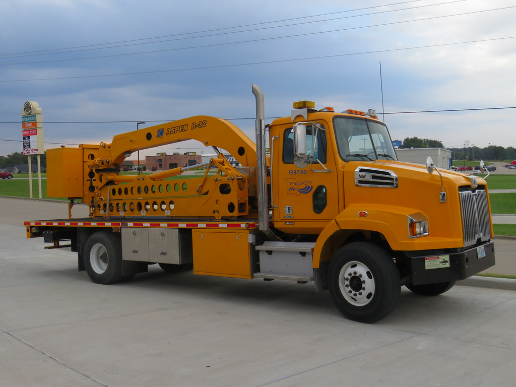 MODoT Bridge Inspector Western Star 4700SB. Bucket reaches… Flickr