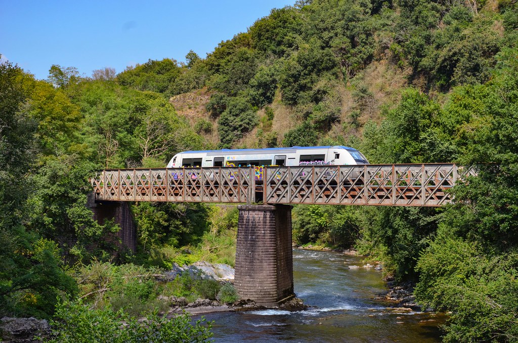 Un TER Nouvelle Aquitaine opéré par un X73500 enjambe le p… Flickr