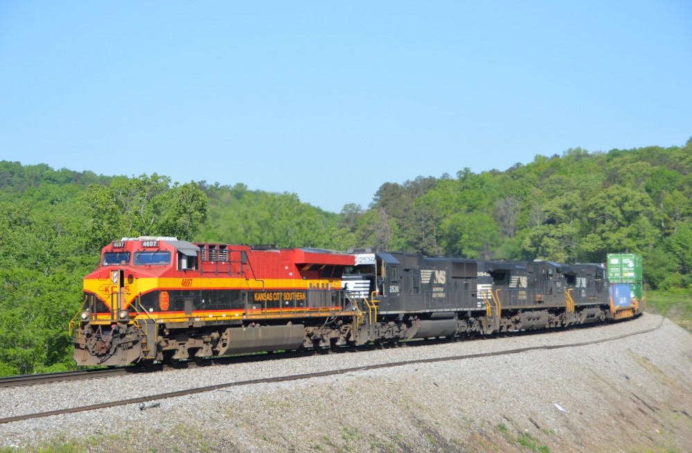 KCS ES44AC 469724E NS Eastbound Intermodal Train 24E ( Me… Flickr