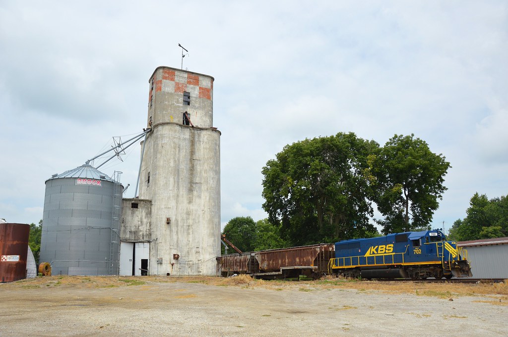 Passing by a very old style grain silo at Oxford Indiana, … Flickr