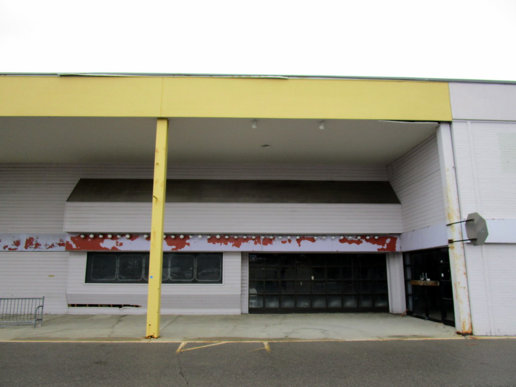 Caesarland The vacant former Caesarland. It's been standin… Flickr