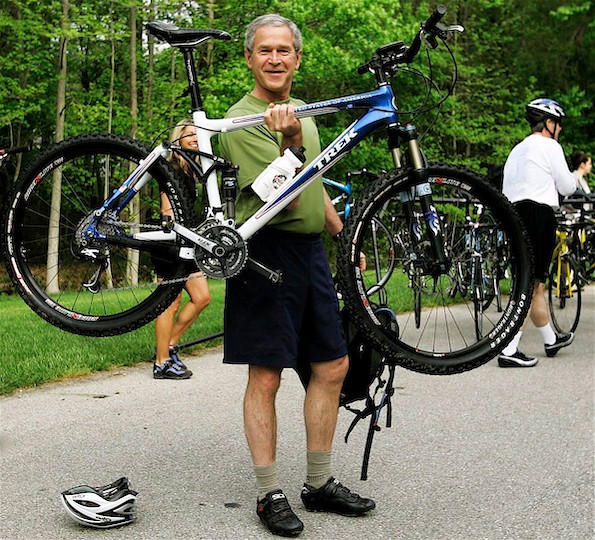 bush in kolo US President Bush lifts his bicycle be… Flickr