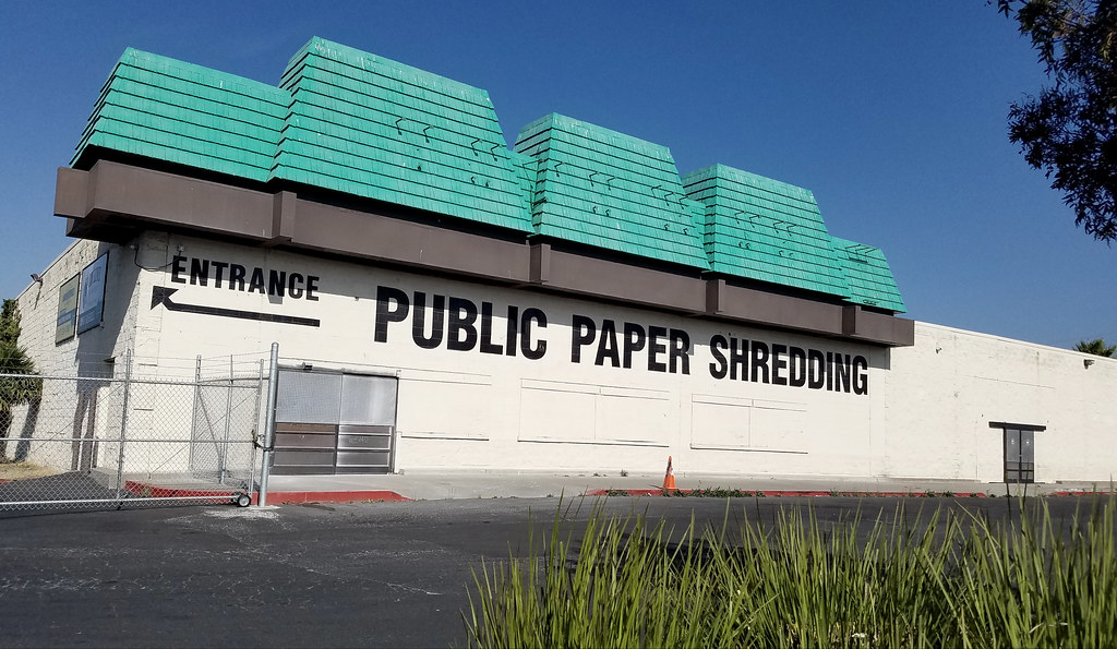 Former Toys "Я" Us; Richmond, CA A decrepit, former Toys R… Flickr