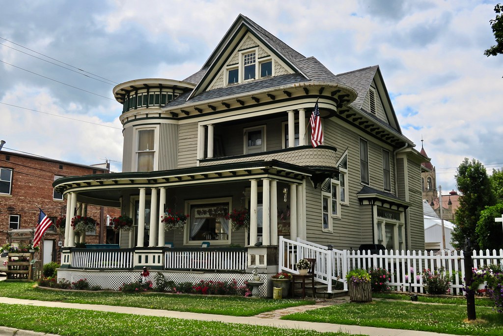 House, Marengo, IA A huge Victorian house in Marengo, Iowa… Flickr