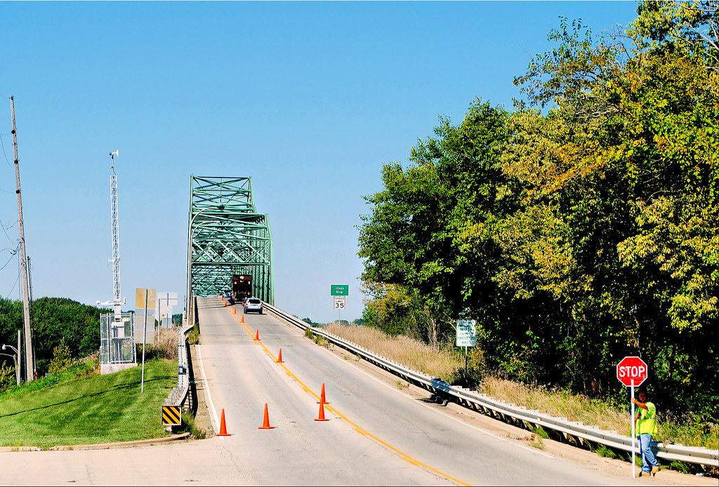 Illinois 17 in Lacon, Illinois Crossing the bridge west is… Flickr