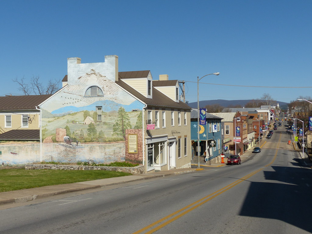 view along W. Main Street in Luray, Virginia Page County Kipp