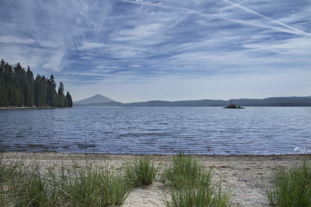 Crescent Lake, Oregon Crescent Lake is a natural lake on t… Flickr