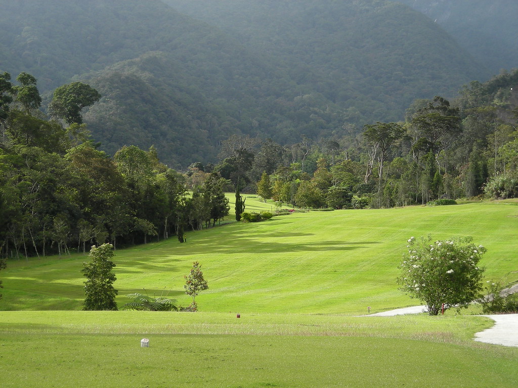 Mount Kinabalu GC The 6th hole at Mount Kinabalu Golf Club… Flickr