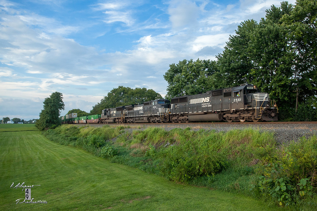 NS 211 Maugansville, MD With a veteran SD70 on point, NS… Flickr
